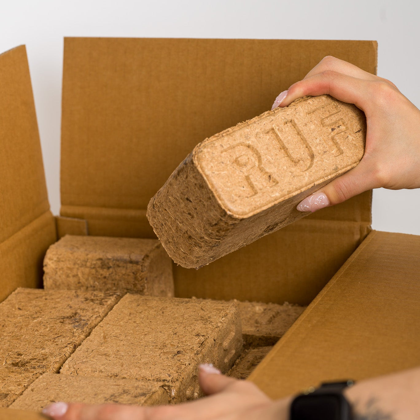 Kiln-Dried Hardwood Firewood Briquettes — 12kg Box – Eco 247